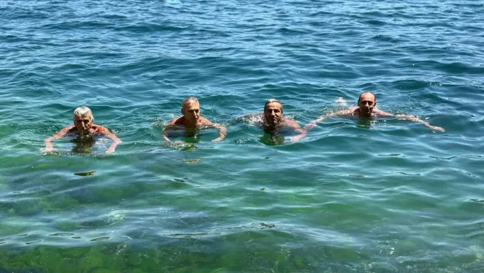 Termometreler 36 dereceyi gösterdi: Sıcaktan bunalan vatandaşlar sahile akın etti