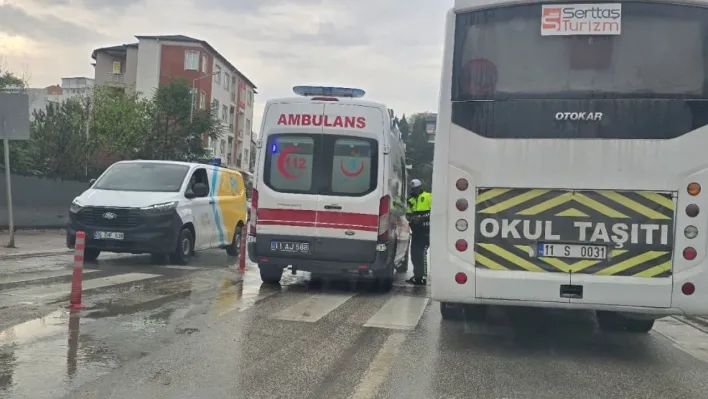 Ters istikamete dönmeye çalışan kamyonete motosiklet çarptı: 1 yaralı
