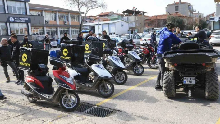 Tıkanan trafikte yaraları motosikletliler sarıyor