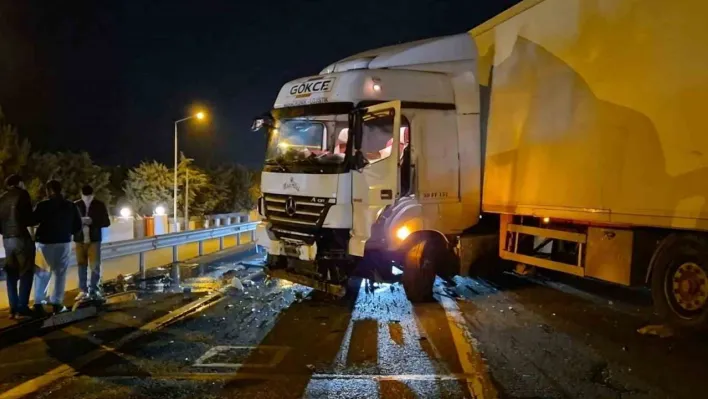 Tır bariyerlere çarptı, Tekirdağ-İstanbul yolu trafiğe kapandı