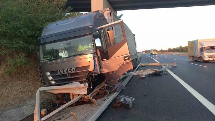 Tır, bariyerlere ok gibi saplandı