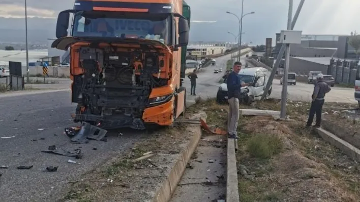 Tır ile otomobilin çarpıştığı kazada sürücüler yaralandı