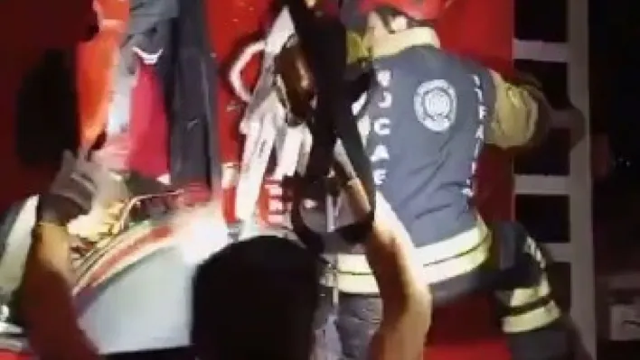 Tır, tıra arkadan çarptı: Sıkışan sürücüyü kurtardılar