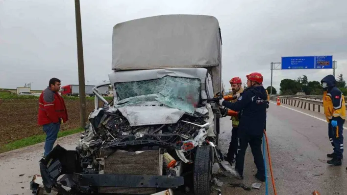 Tıra arkadan çarpan kamyonet sürücüsü sıkıştı