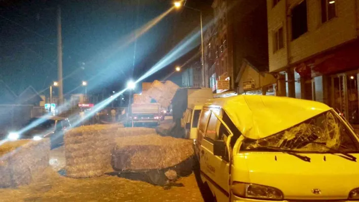 Tırdaki saman balyaları park halındaki araçların üzerine düştü