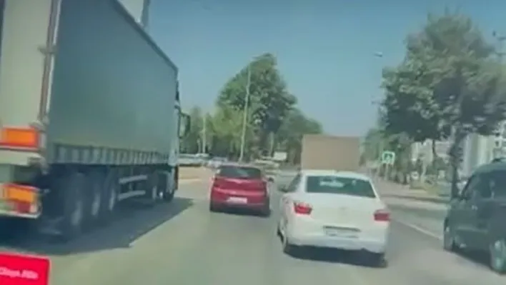 Tırın kör noktasında kalan otomobil, kullanılmaz hale geldi