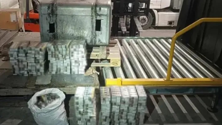 Tırın yakıt deposundan bin 800 paket sigara çıktı