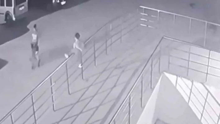 Tırmandığı demir korkuluklardan düşen çocuk ağır yaralandı