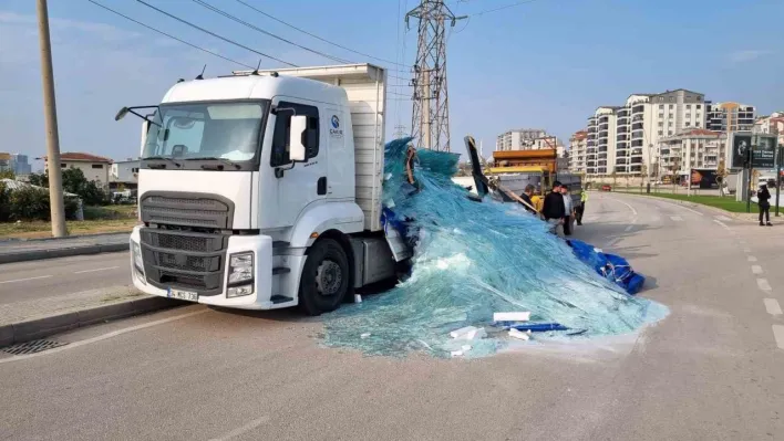 Tonlarca ağırlıktaki cam yola saçıldı