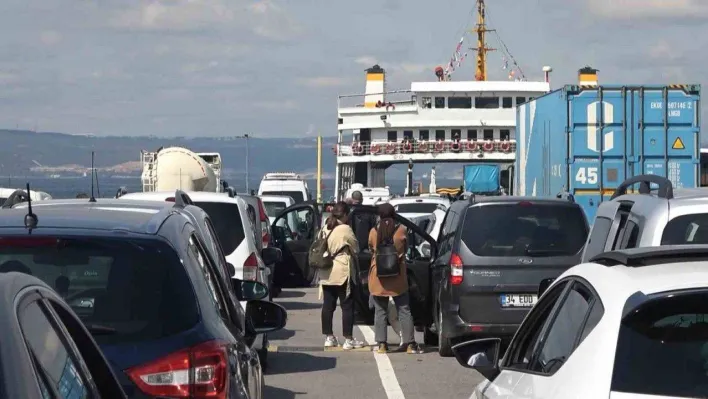 Topçular İskelesi'nde bayram tatili dönüşü yoğunluk yaşanıyor