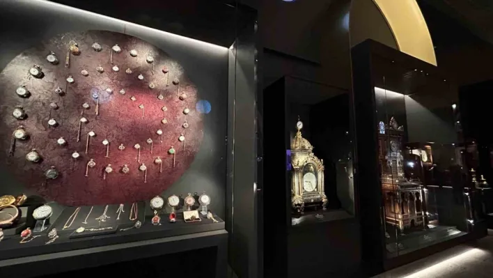 Topkapı Sarayı'nın dünyaca ünlü saat koleksiyonunun kapıları vatandaşların ziyaretine açıldı