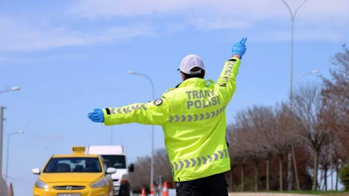 Trafik güvenliği için sürücüleri uyarıyorlar