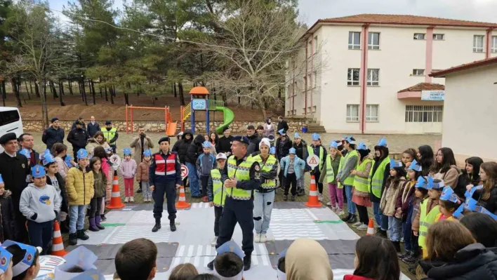 Trafik jandarma ekiplerinin eğitimine öğrencilerden yoğun ilgi