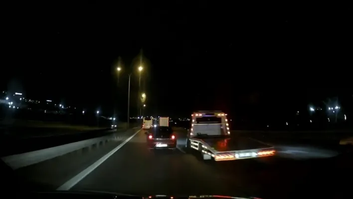 Trafik magandaları bu kez çekici sürücüsü çıktı: İki otomobil sürücüsünü yol boyunca taciz ettiler