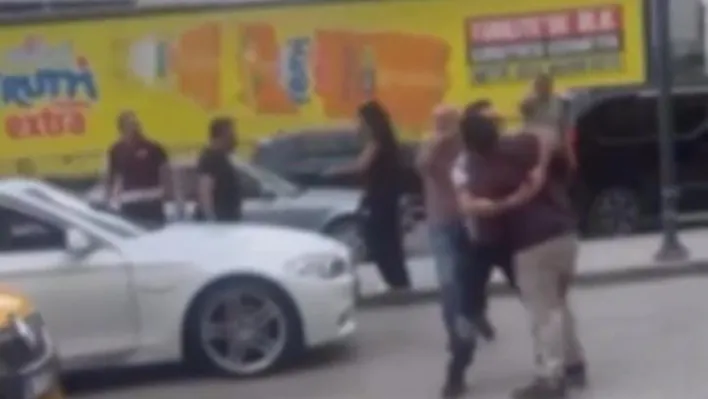 Trafik tartışması yola taştı...Birbirlerine girdiler kavgayı çevredekiler ayırdı