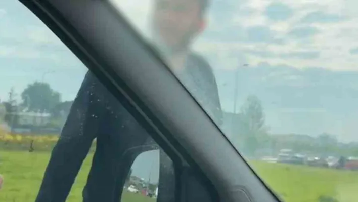 Trafikte korku dolu anlar...Aracından inen tır sürücüsünden çirkin hareketler