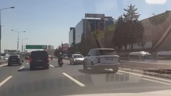 Trafikte ters yönde geri geri giden araç kamerada
