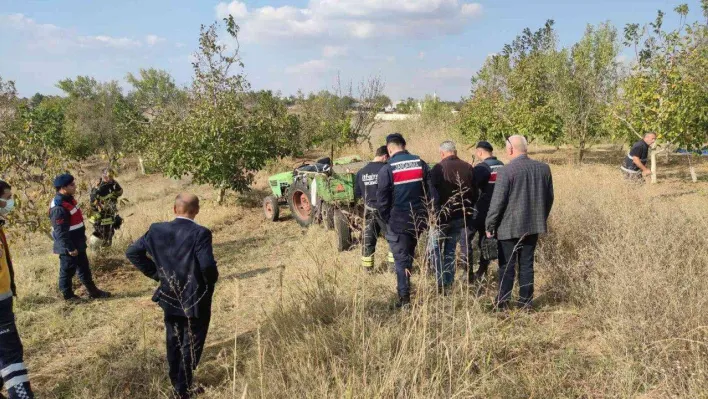 Traktör kasası ile tekerlek arasına sıkışan şahıs hayatını kaybetti