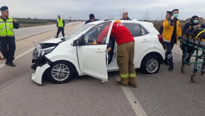 Traktöre çarpan otomobilde 3 kişi yaralandı