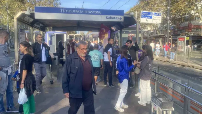 Tramvay arızalandı, vatandaşlar yürümek zorunda kaldı