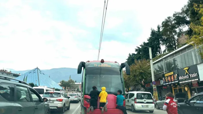 Tramvayın arkasına tutunup ölümle burun buruna geldiler