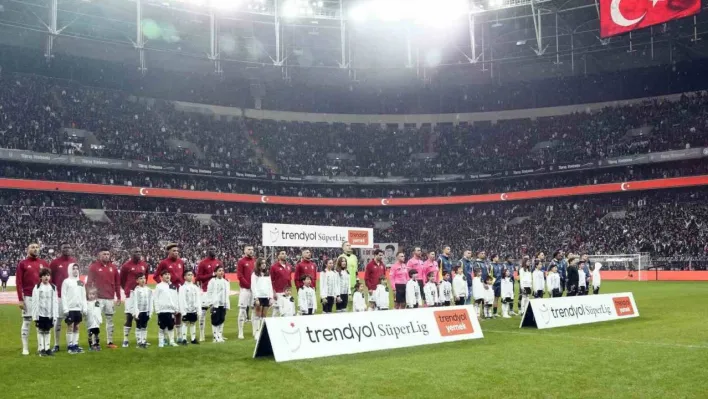 Trendyol Süper Lig: Beşiktaş: 0 - Fenerbahçe: 1 (Maç devam ediyor)