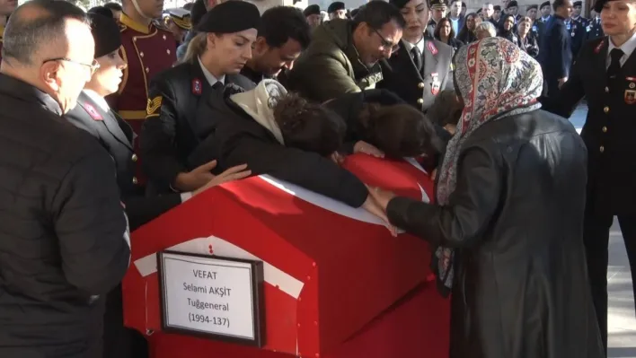 Tuğgeneral Selami Akşit için Ankara'da tören düzenlendi, yakınları tabuta sarılarak   gözyaşı döktü