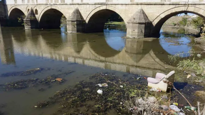 Tunca Nehri'ne atılan koltuk görenleri hayrete düşürdü