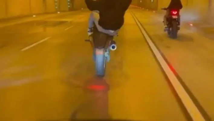Tünelde motosikletle tek teker giden maganda kamerada