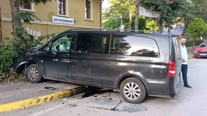 Turistleri taşıyan minibüs ağaca çarptı: 6 yaralı