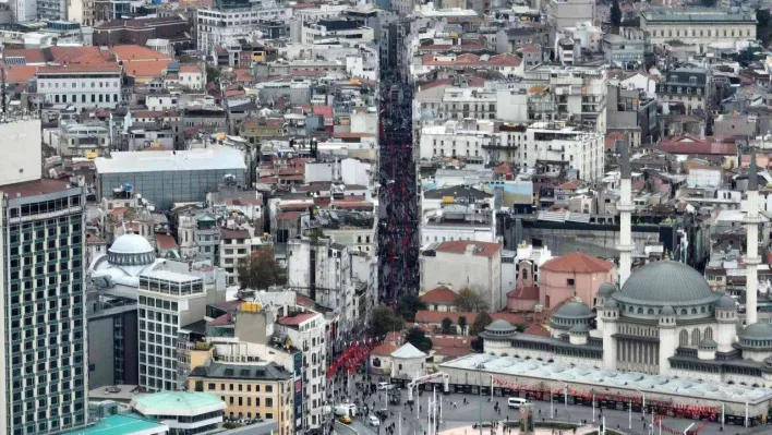 Türk bayraklarıyla donatılan İstiklal Caddesi dron ile görüntülendi