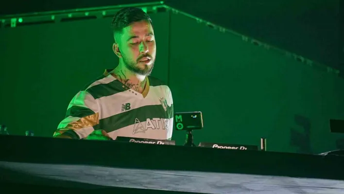 Türk DJ Mahmut Orhan sahneye Bursaspor formasıyla çıktı
