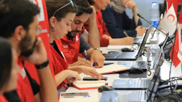 Türk Kızılay İstanbul depremi sonrası beslenme desteğiyle toplanma alanlarında