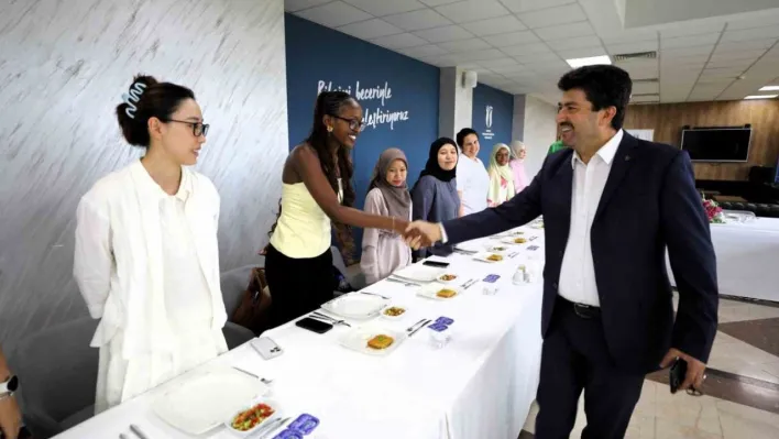 Türkçe sevdalısı gençler SUBÜ'de eğitim görüyor