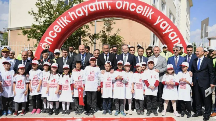 Türkiye genelinde 'Yayalara Öncelik Duruşu, Hayata Saygı Duruşu' kampanyasıyla trafikte yaya önceliğine dikkat çekildi