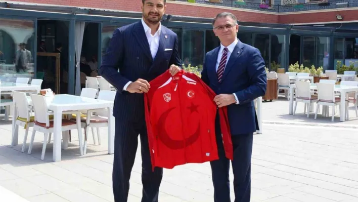Türkiye Güreş Federasyonu Başkanı Taha Akgül, Van Valisi Ozan Balcı'yı ziyaret etti