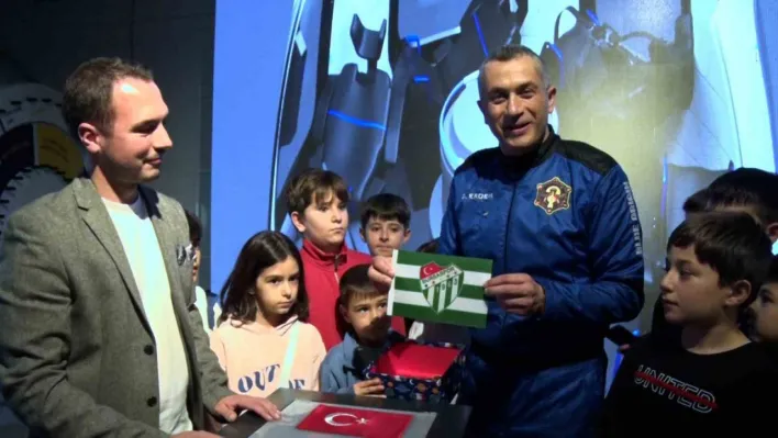 Türkiye'nin 3'üncü uzay yolcusu Gökhan Erdem uzaya çıkardığı Bursaspor bayrağını GUHEM'e teslim etti
