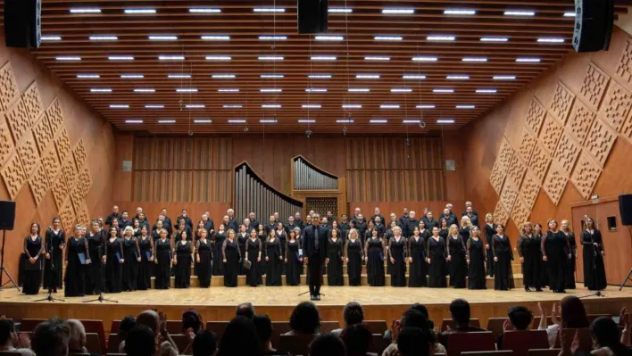 Türkiye'nin koroları Cumhuriyet'in 102. yılı için birlikte söylüyor: 646 ses, tek koro