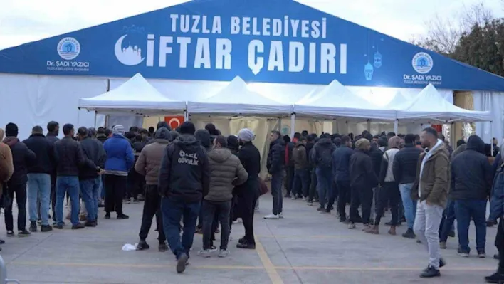 Tuzla Belediyesi'nin Kırıkhan ve Tuzla'daki çadırlarında ilk iftar yapıldı