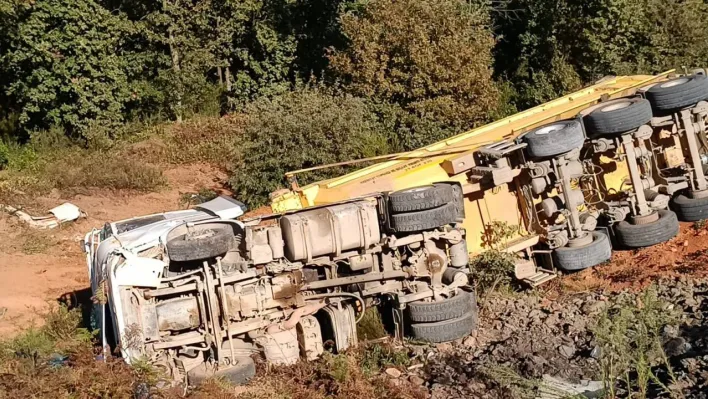 Tuzla'da hafriyat kamyonu devrildi: 1 ölü