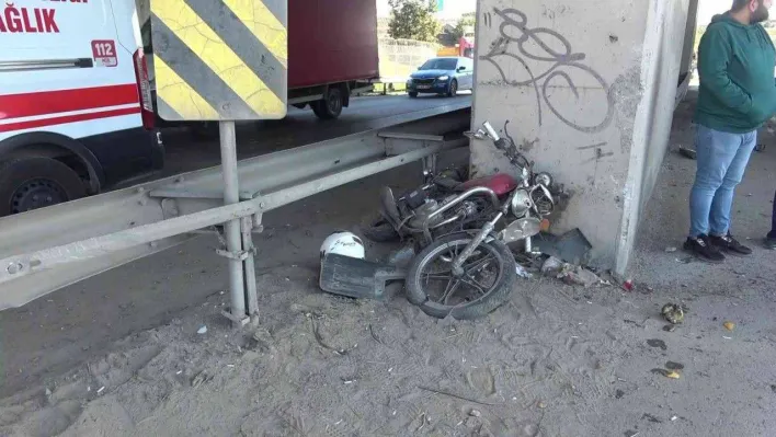 Tuzla'da kaza yaparak savrulan aracın çarptığı motosikletli ağır yaralandı