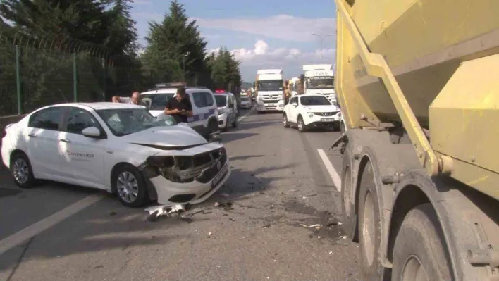 Tuzla'da otomobil ile hafriyat kamyonu çarpıştı: 3 yaralı