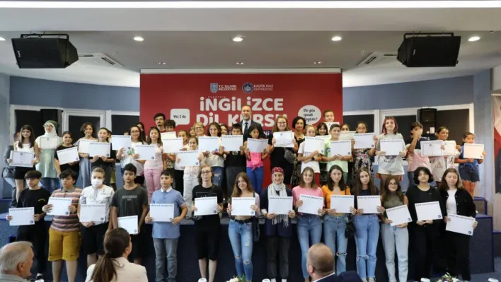 Ücretsiz İngilizce kursu öğrencileri sertifika heyecanı yaşadı