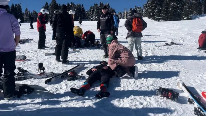 Uludağ'da acemi kayakçılar birbirine girdi: 3 yaralı...Sıcak anlar kamerada