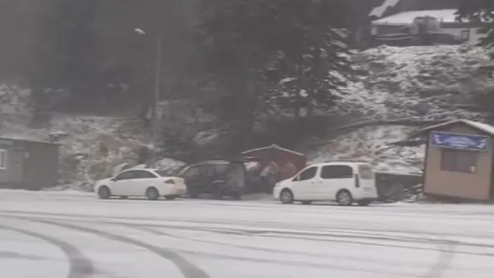 Uludağ'da kar yağışı etkisini gösterdi