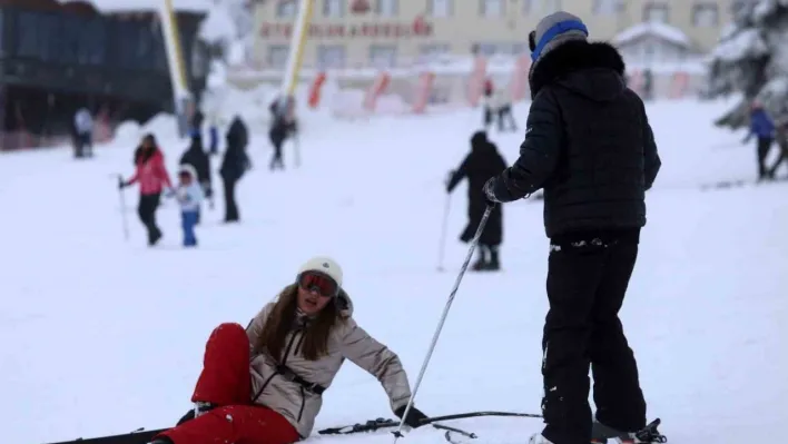 Uludağ'da kayak yaparken düşen kayakçılar kameralara yakalandı