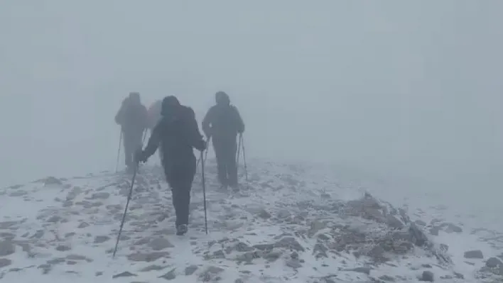 Uludağ'da yılın ilk karını zirvede kutladılar