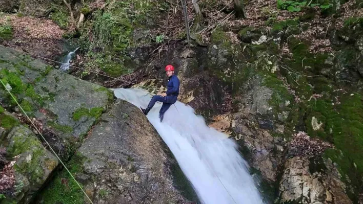 Uludağ'ın en dik şelalelerinden iple indiler