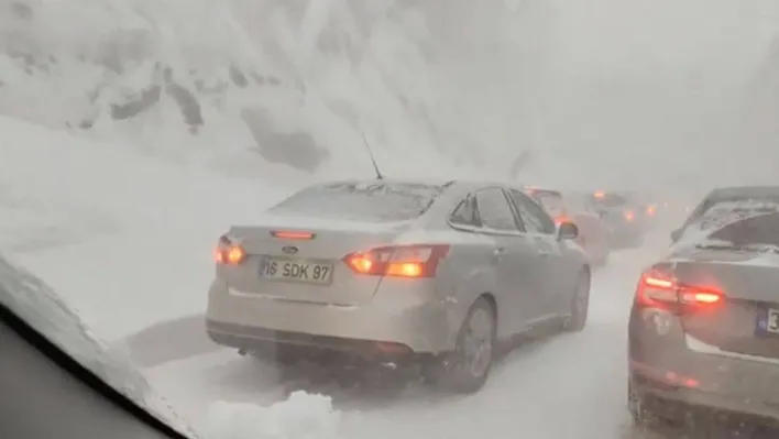 Uludağ yolu kapandı, 25 kilometrelik trafik oluştu