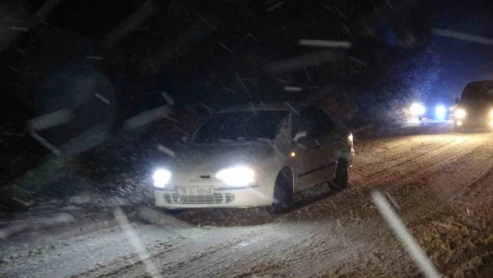 Uludağ yolunda tipi sonrası yol kapandı, sürücüler zor anlar yaşadı